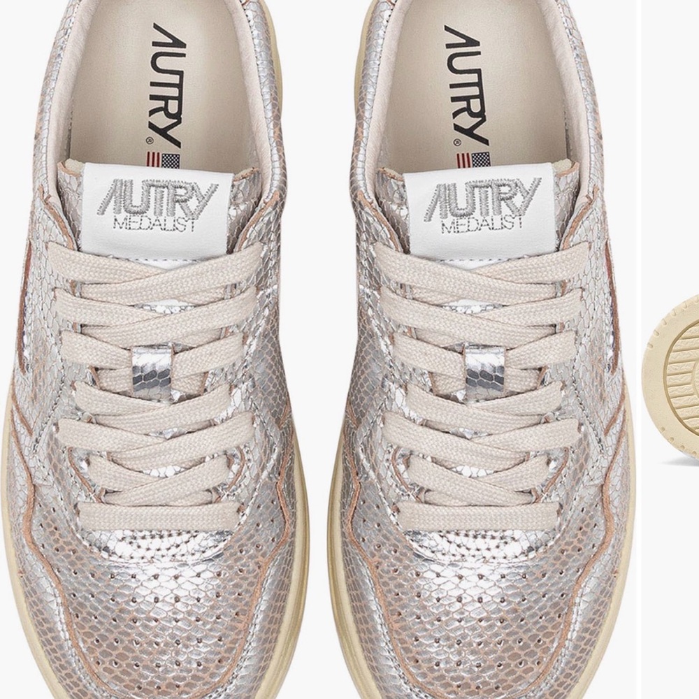 Autry Women's Medalist Low Silver Sneakers 6